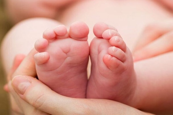 世界上第一个三代供精婴儿是在哪个国家出生的？